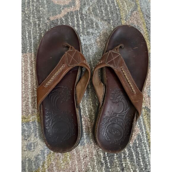 OluKai Tuahine / Ohana Men’s Size 13 Brown Leather Flip Flops Sandals ComfortArc - Picture 1 of 4